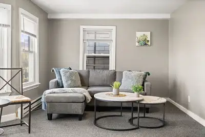 Image de 2 Bedroom Apartment Downtown Beverly~8 Mins to Salem~King Beds