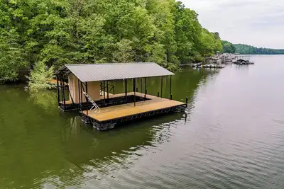 Cozy and serene fishing cabin, Family Traditions, private dock and lake views.