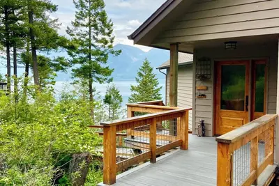 Lakefront Dream w/ Large Dock. Serene Cottage with Room for the whole family!