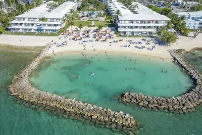 Image de 2 Bed Penthouse (#3) on Seven Mile Beach. Private Beach Cove, & 3 Pools!