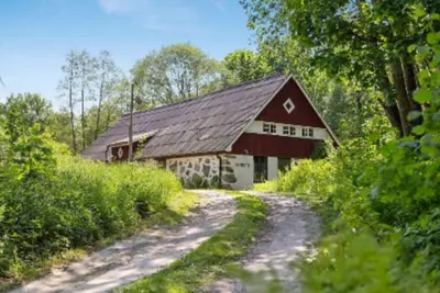 Image de 19th century house near the lake in a forest environment