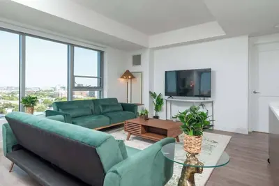 Central Penthouse City Skyline Views, Gym sleep 8