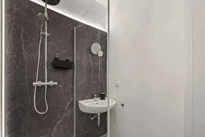Image de Self-check-in apartment with high-speed WiFi and free parking in the city center