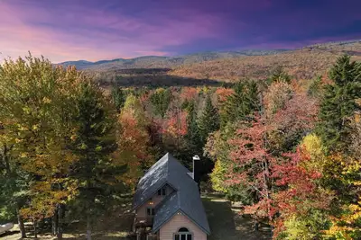 Image de Hot Tub, Theater & Game Rooms, Fire Pit, 1 mile to Mount Snow, nearby Moover bus