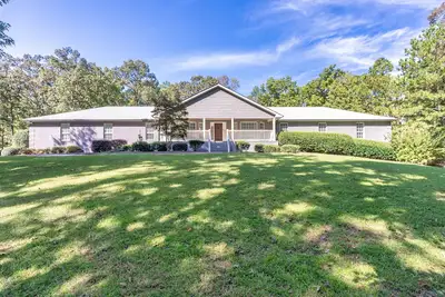 Image de Luxury Brooks Retreat – 7br 9ba, WiFi, Chef's Kitchen, Workspace, Outdoor Oasis!