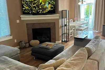 Image de Townhome near Nike World Campus\n\n