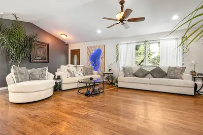 Image de Spacious 3-bedroom house w\/ Ac, WiFi, Sauna, Fenced Yard, Billiards, & Theater