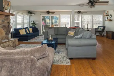 Image de Peaceful 3br Riverfront - Hot Tub, River Access, Views, Pet Friendly w/ Fee