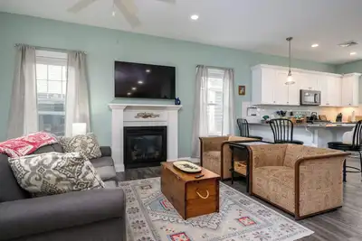 Image de Costal retreat in gated community with fireplace, wifi, pool, gym & game room