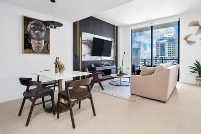 Image de Stylish 1bd Penthouse with Water Views, Gym & Fast WiFi in Downtown Miami.