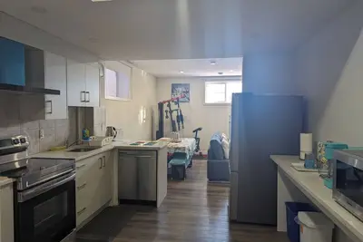 Image de Cozy Basement suite with two full bath 1bedroom, office, living kitchen and Gym