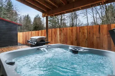 Image de Perch - Skatecreek Cabin: Midcentury Vintage Cabin w/ Hot Tub & Fire Pit!