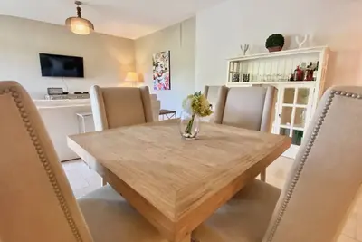 Image de Charming 3-bedroom Beach Haven - Close to Beach - King Bed - Sleeps 8