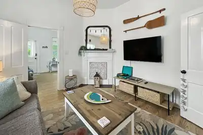 Image de Odie's Oasis | Historic Downtown Home | Pet Friendly | Fenced Yard | Near Shops | New Patio