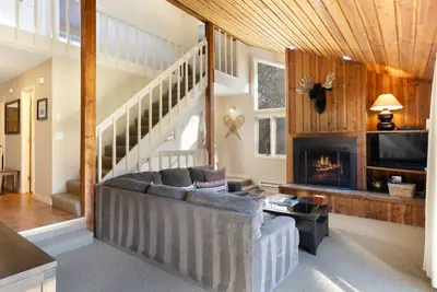 Image de Pet Friendly Getaway! Spacious Family Home, Private Hot Tub, Two Living Spaces, Extra Kitchenette