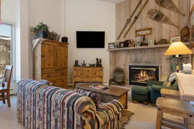 Image de Cozy & Convenient Intimate Getaway | Steps to the Vail Mountain and Village for Shopping & Dining