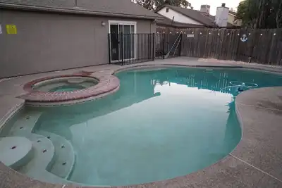 Image de Relaxing Pool Home Sleeps 6 with Game Room & Beautiful Kitchen