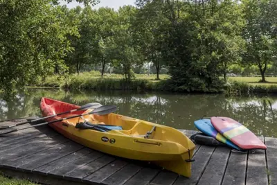 Image de 2 maisons familiales au bord d'une rivière