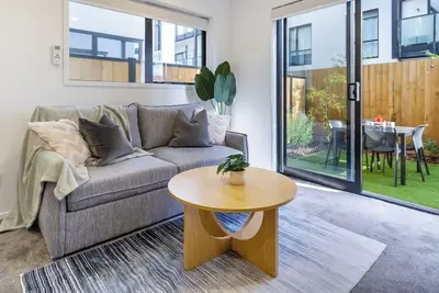 Image de Stylish Cbd Escape: 2br Townhouse