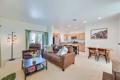 Image de 2 Mi to Dtwn Flagstaff: Home w/ Balcony!