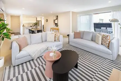 Image de Church Corner, Parking and Large Living Area