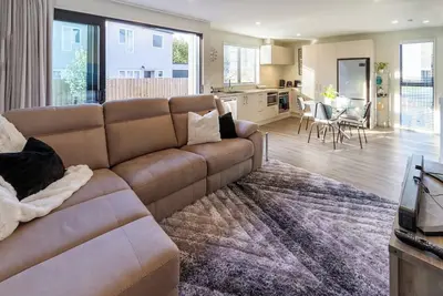 Image de City Home with Car Park, Sunny Deck & 65-Inch Tv