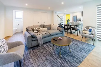 Image de Urban comfort and parking near Avebury Park