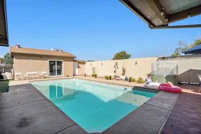 Image de Luxury Poolside Retreat in Abq Near Trails, Breweries, Sandia Mountain