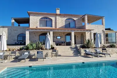 Image de Villa Stella intimité absolue dans un endroit isolé, piscine chauffée