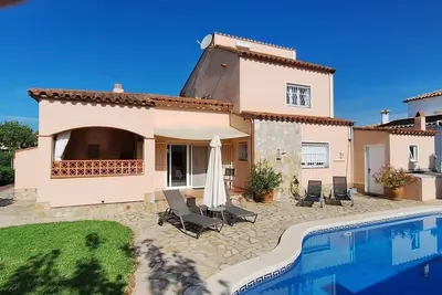 Image de Large vacation home right on the beach with pool and garden