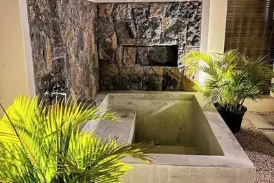 Image de Vanilla Lodge Private secluded external shower and bathtub.