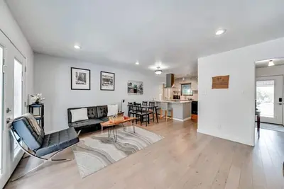 Image de City Center Home with Spacious Backyard & Hot Tub