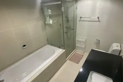 Image de \"Modern Condo Overlooking Pool – Perfect for Relaxation\"