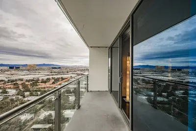 Image de Svs: Strip View Studio | Balcony | Pool & Gym Access | Palms Place
