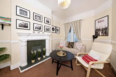 Image de Beatles Themed Spacious 5 Bedrooms Terraced House