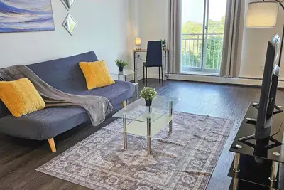 Image de Glenview West Apt w Patio - Near Downtown