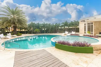 Image de Modern 2-bedroom condo w/ direct pool access, and 4-minutes drive from the beach