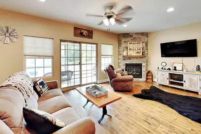 Image de BlueBeary Retreat | Great Views, Hot Tub, Fire Pit