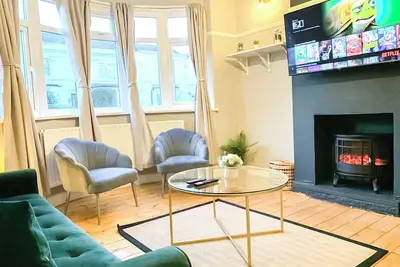 Image de Cosy 3-bedroom house with Free Wi-Fi & Parking near Kingston Thames