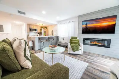 Image de *Modern 1 Studio w/ Pool! Fireplace + Near Town! *