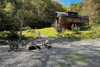 Image de *Creekside 1bd + Loft Cabin! Hot Tub + Fire Pit! *