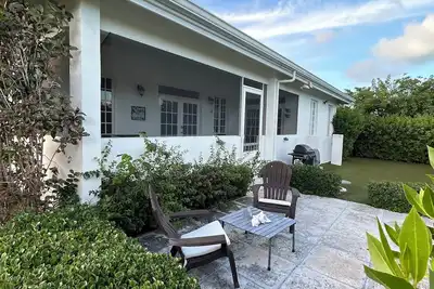 Image de Maison Blue 2- Bedroom Cottage with Private Pool