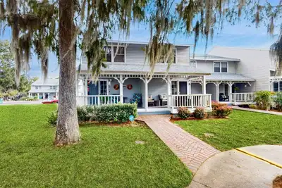 Image de Two-story townhome with lake access, pool, bbq grill, screened patio