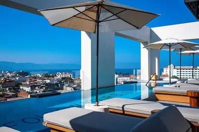 Image de Luxury condo with shared rooftop pool and lounge, private washer\/dryer