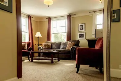Image de Victorian Hotel Room w/ Heated Tile Floors & Original Artwork in Downtown