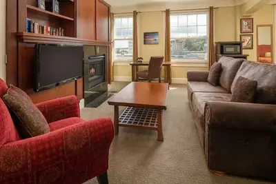 Image de Modern Meets Victorian: Room w/ Handcrafted Cabinetry & Heated Tile Floors