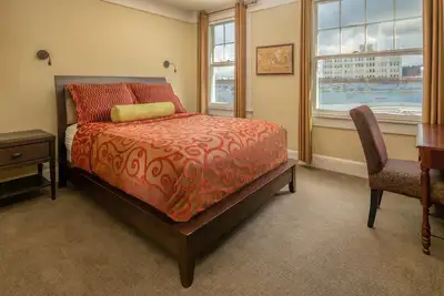 Image de Unique Victorian Room w/ Heated Bathroom Floor & Rooftop Views in Downtown