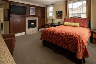 Cozy Room in Historic Hotel w/ Heated Bathroom Floor & Downtown Location