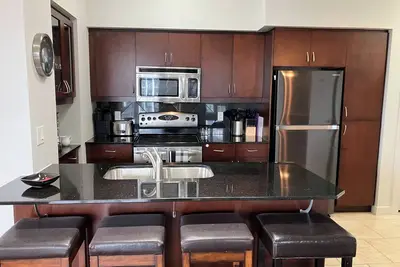 Image de Bright and Spacious Two Bedroom in The Heart of Downtown - High Speed Wi-Fi!