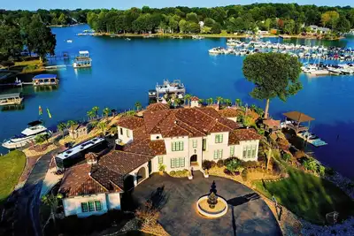 Image de Tropical Luxury on Lake Norman! 6br, 8ba, Private Pool, Swim Up Bar & 2 Docks.